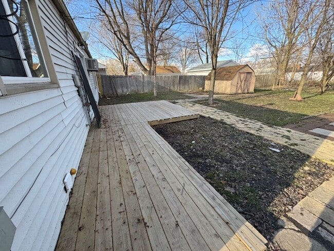Building Photo - Spacious Roseville Three Bedroom home
