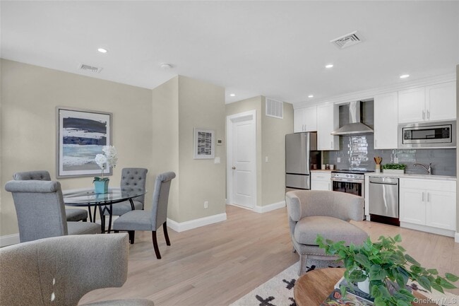 Building Photo - 610 Jericho Tpke