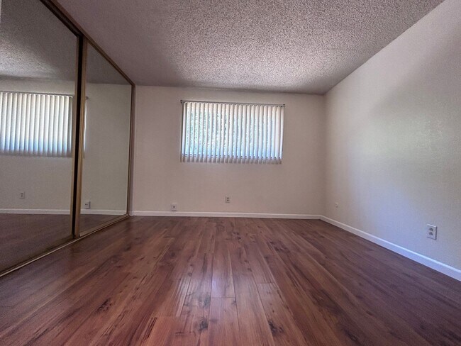 Foto del edificio - 3392-3394 Egmont Way