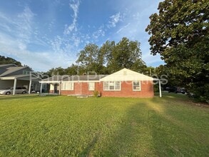 Building Photo - 999 Seminole Dr