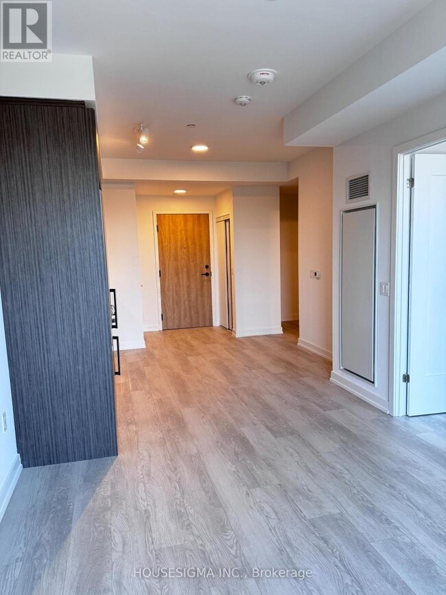 Building Photo - 801 The Queensway