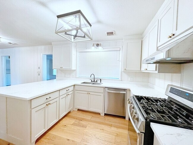 Building Photo - 3 Bedroom House with Mother in Law Suite i...