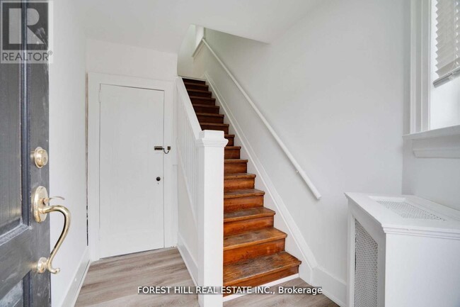 Building Photo - 8 Poplar Plains Crescent