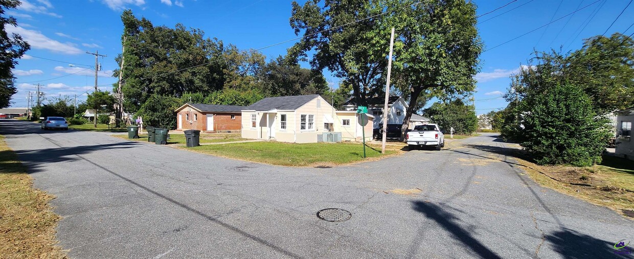 Primary Photo - 400 Curtis St