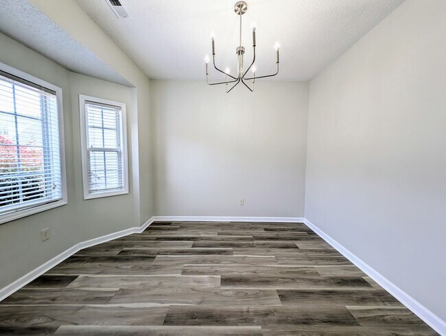 Foto del edificio - Move-In Ready Townhome with Downstairs Pri...