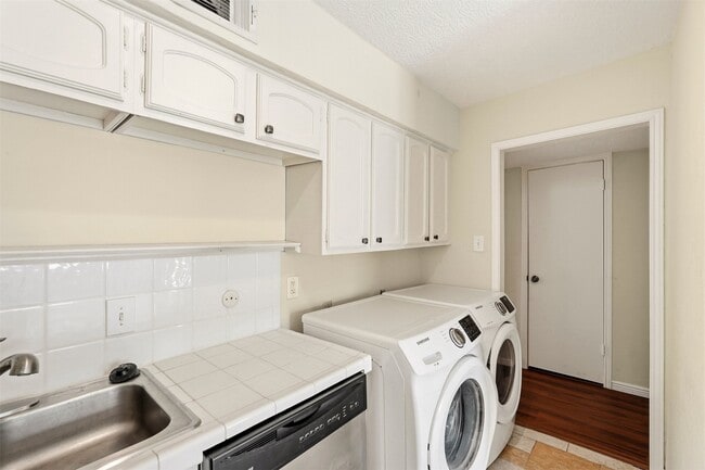 Building Photo - 496 N Post Oak Ln