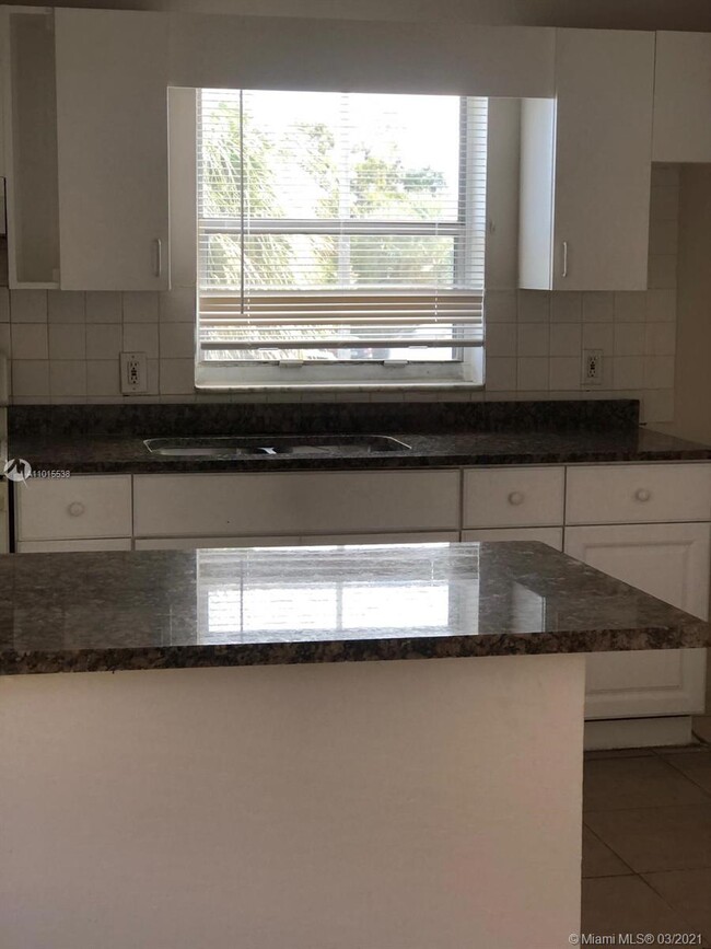 Foto del edificio - 4240 Riverside Dr