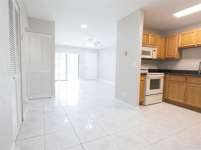 Foto del edificio - 3256 NW 104th Ave