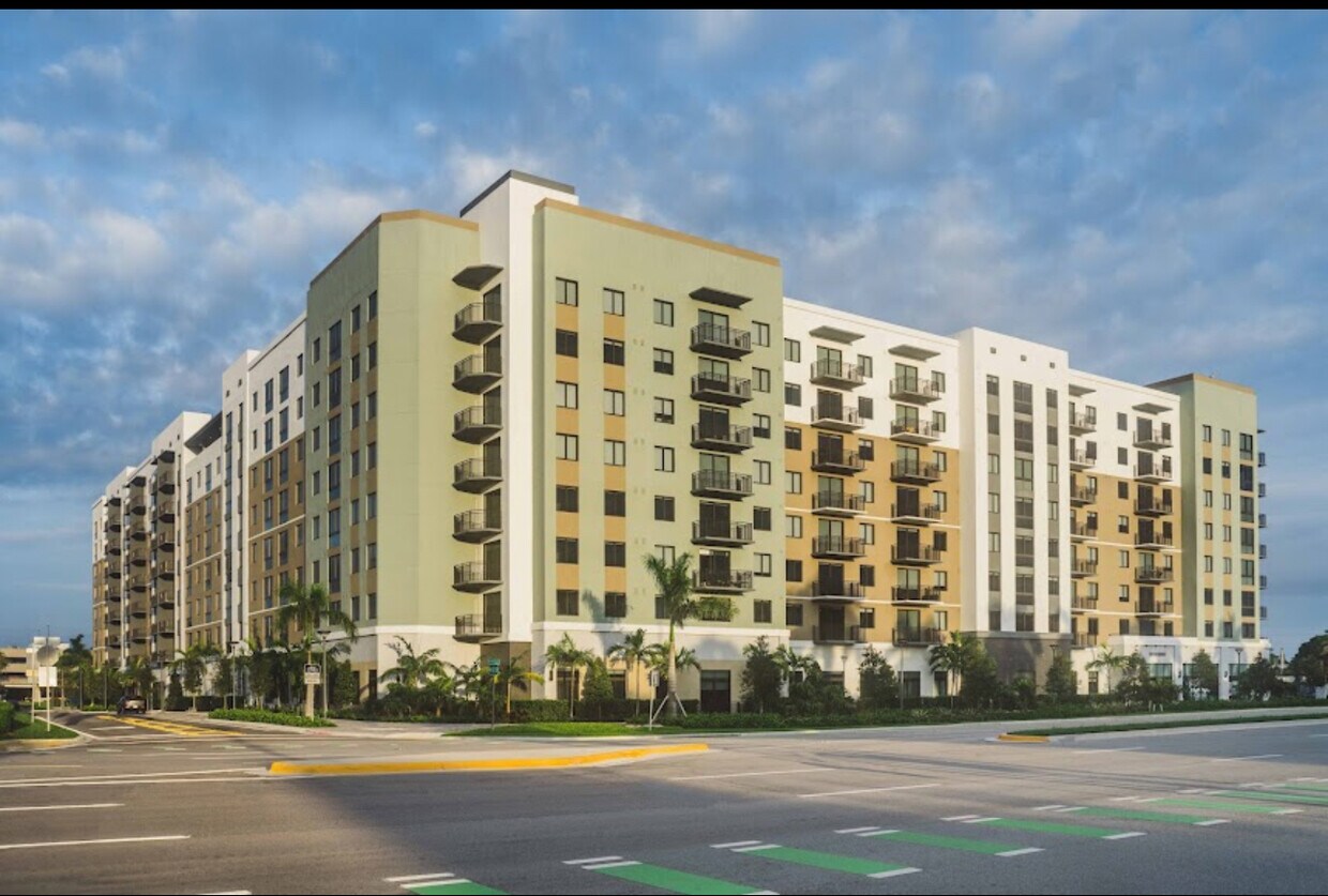 Foto principal - 3210 N University Dr