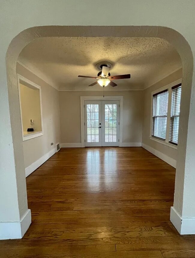 Building Photo - 413 E 7th St