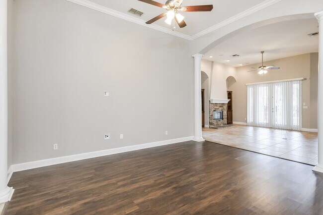 Building Photo - 726 Regina Cir