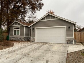 Building Photo - 385 Hideaway Park