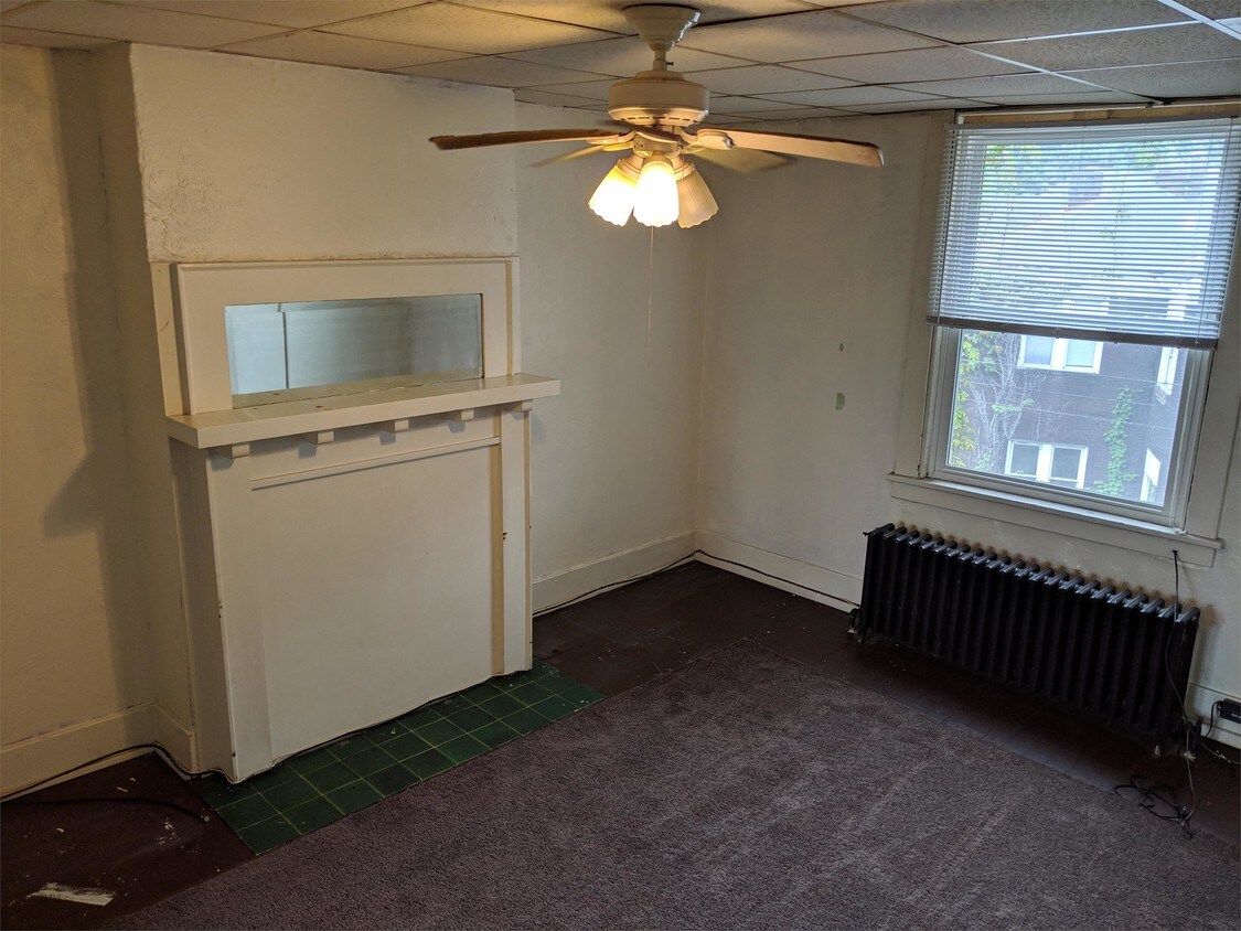 Primary Photo - 402-404 Center St