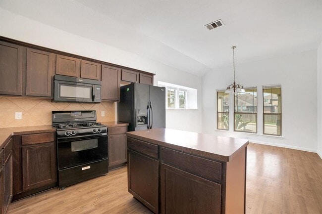 Foto del edificio - 15100 Parrish Ln