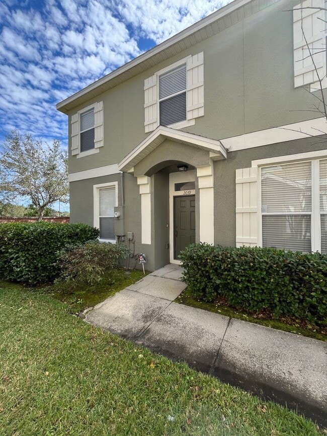 Building Photo - 3 bedroom, 2 and half baths, great locatio...