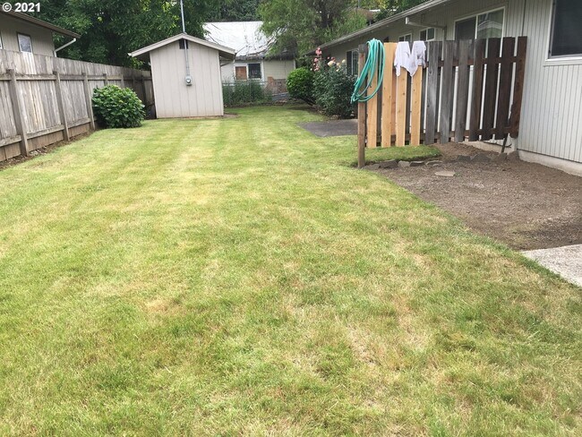 Building Photo - 2289 Willamette Falls Dr