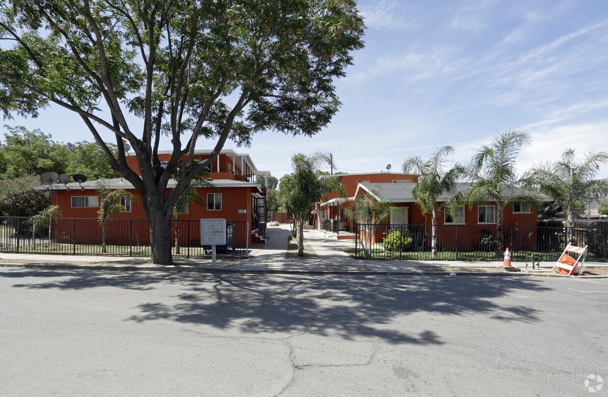 Building Photo - 200 E Heald Ave