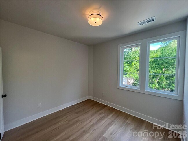 Foto del edificio - 1358 Briar Creek Rd