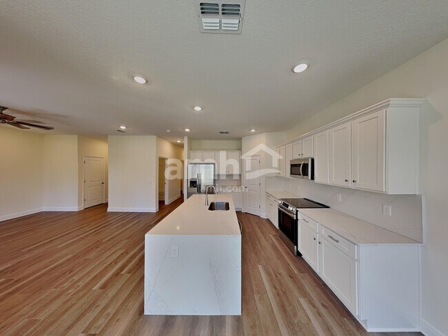 Building Photo - 5999 Sycamore Pl St