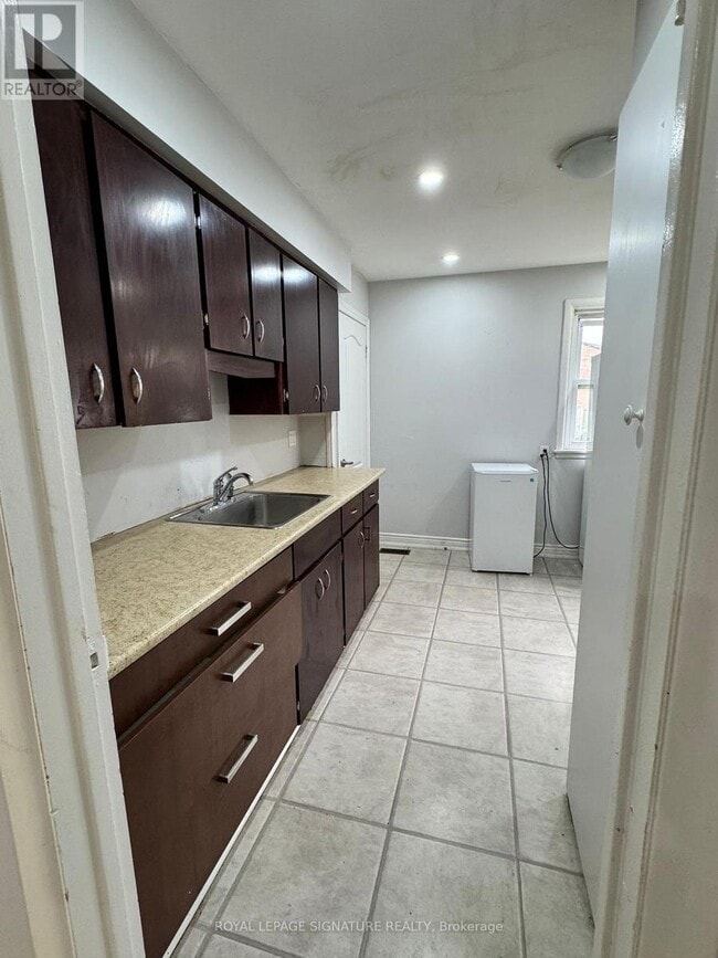 Building Photo - 104 Queenston Crescent