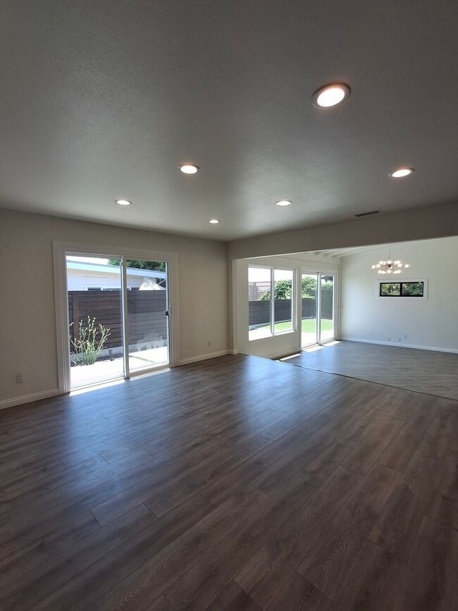 Foto del edificio - Beautifully Renovated Home with 2-Car Gara...