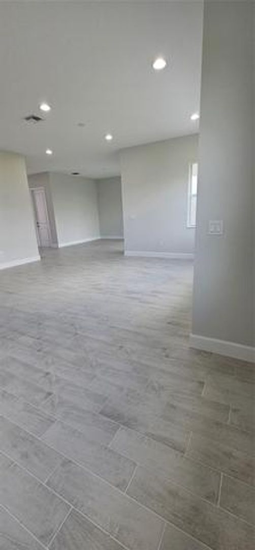 Building Photo - 5461 Empire Dr