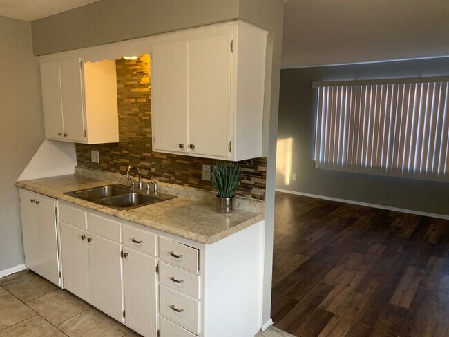 Building Photo - Stunning 3 Bedroom 2 Bathroom Townhome in ...
