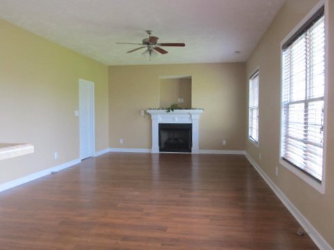 Foto del edificio - Beautiful 4 Bedroom Home with Spacious Bac...