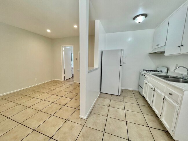 Building Photo - 1021 N Normandie Ave