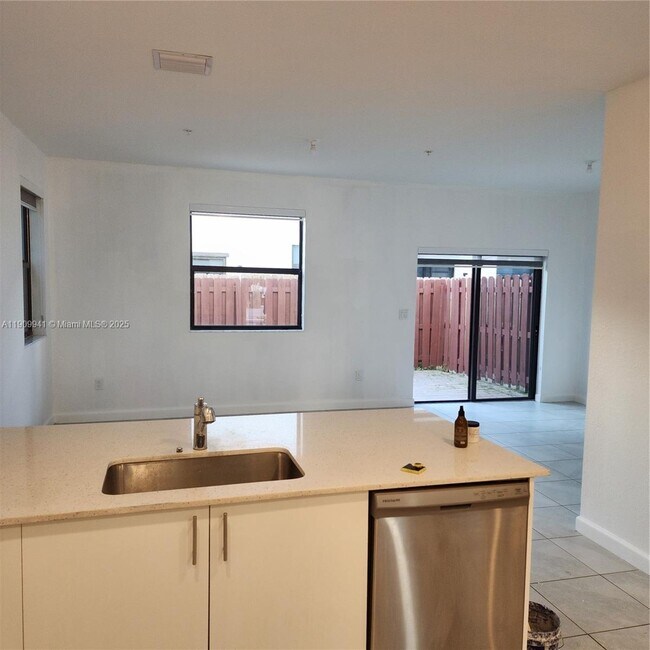 Foto del edificio - 236 SW 159th Ter