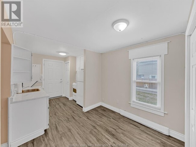Building Photo - 927 Ellrose Ave