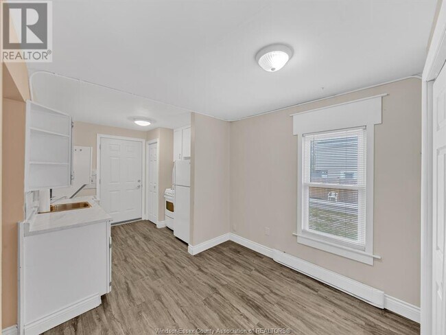 Photo du bâtiment - 927 Ellrose Ave