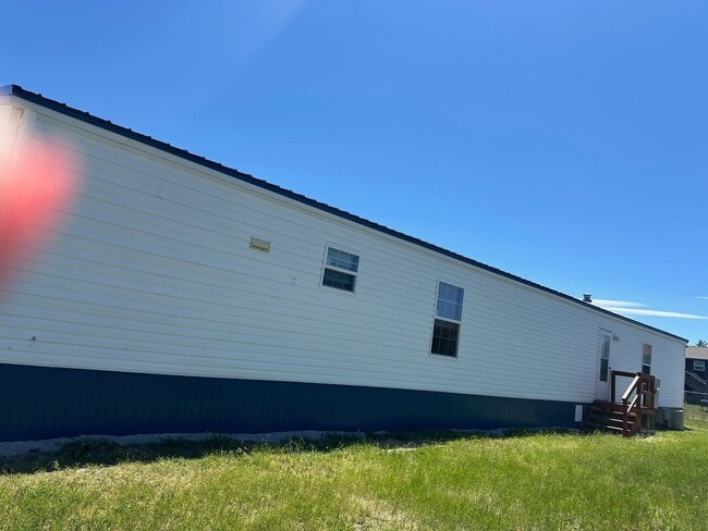 Building Photo - 3 Bed, 2 Bath Trailer