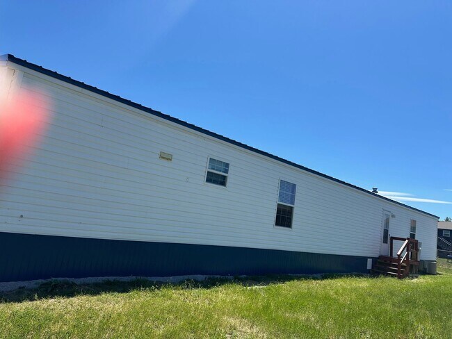 Foto del edificio - 3 Bed, 2 Bath Trailer
