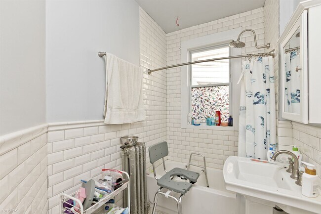 Building Photo - 2 br, 1 bath Condo - 3557 W Wrightwood Ave