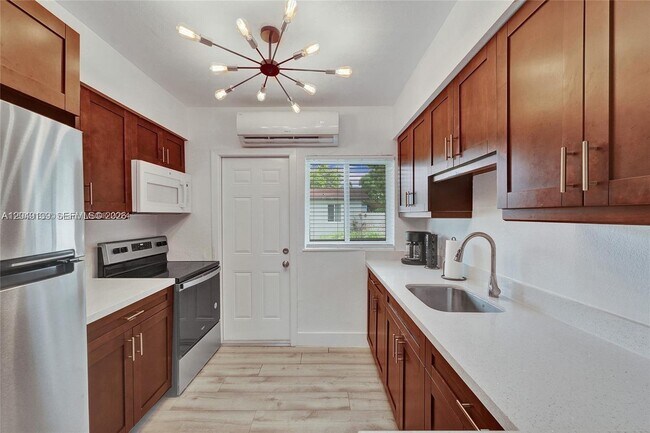 Foto del edificio - 361 NW 103rd St