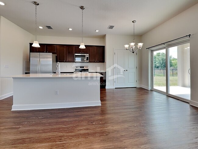 Foto del edificio - 1045 Island Pond Dr