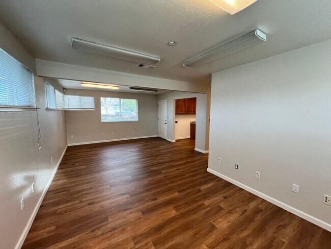 Foto del edificio - Wonderful single story home located near D...