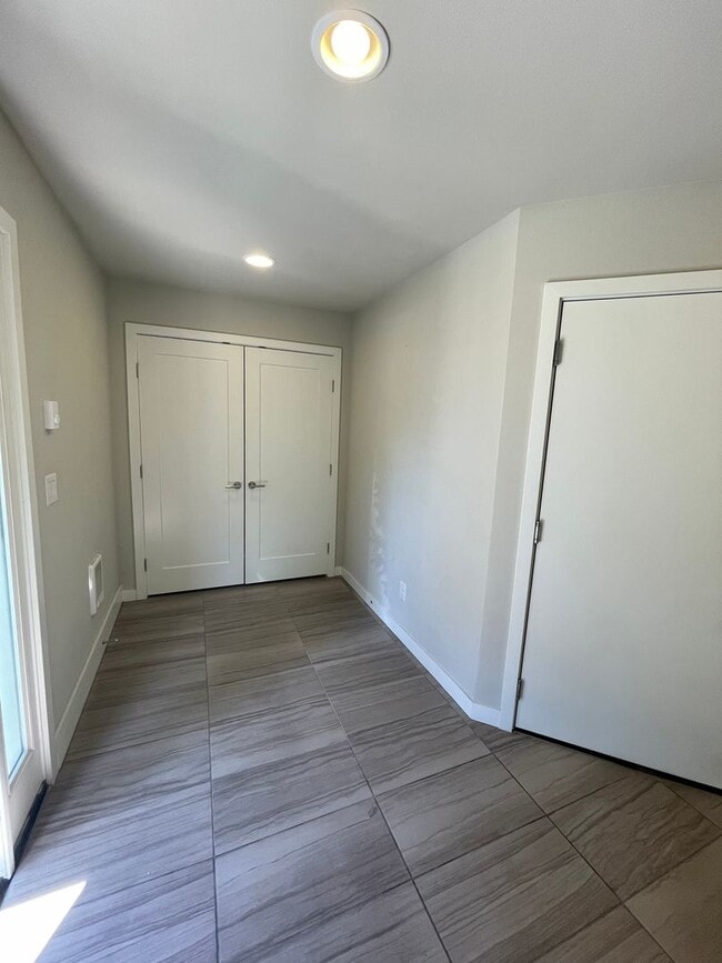 Building Photo - Bellevue Townhouse