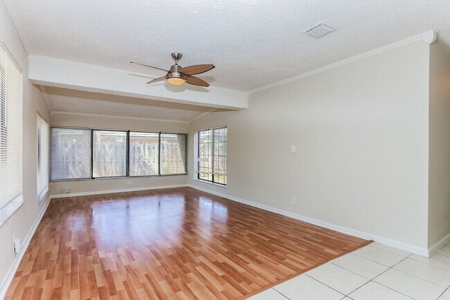 Foto del edificio - 3880 Jackson Blvd