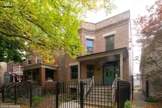 Building Photo - 1723 W Balmoral Ave