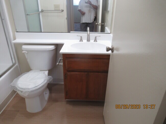 Foto del edificio - 12736 Caswell Ave