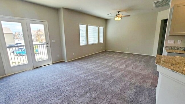 Foto del edificio - UPGRADED 2 BEDROOM TOWNHOME IN GATED COMMU...