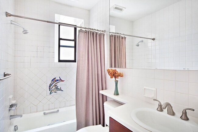 Building Photo - 532 W 111th St