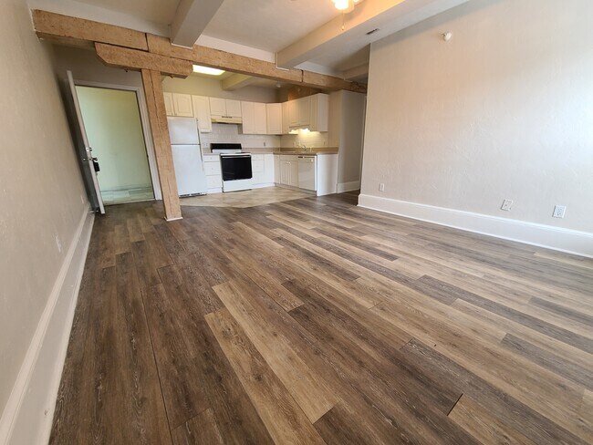 from the Livingroom looking into the kitchen area. - 137 King St