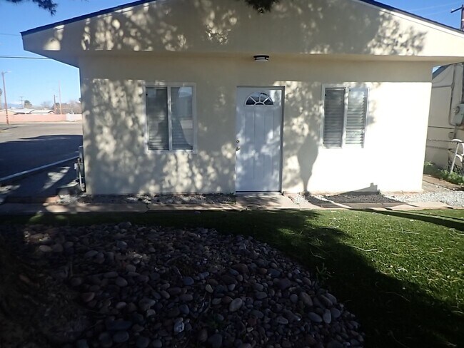 Building Photo - Newly renovated beautiful 1bd/1ba house/commercial space