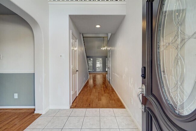 Foto del edificio - 21811 Whispering Forest Dr
