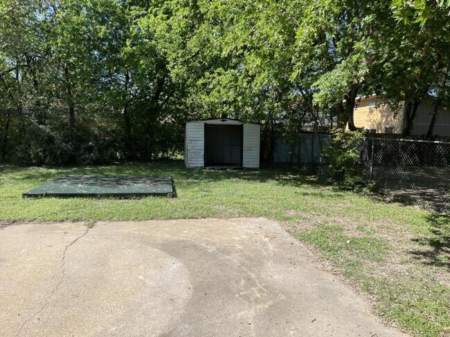 Building Photo - 2723 Kellogg Ave