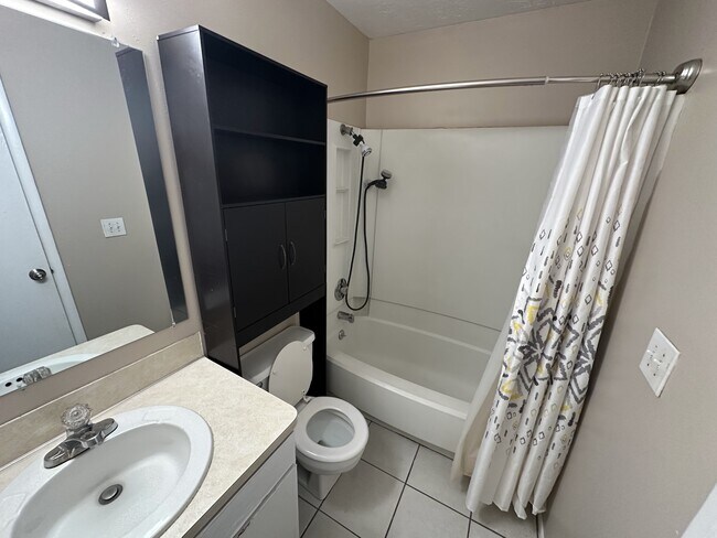 Foto del edificio - 460 E Elm St