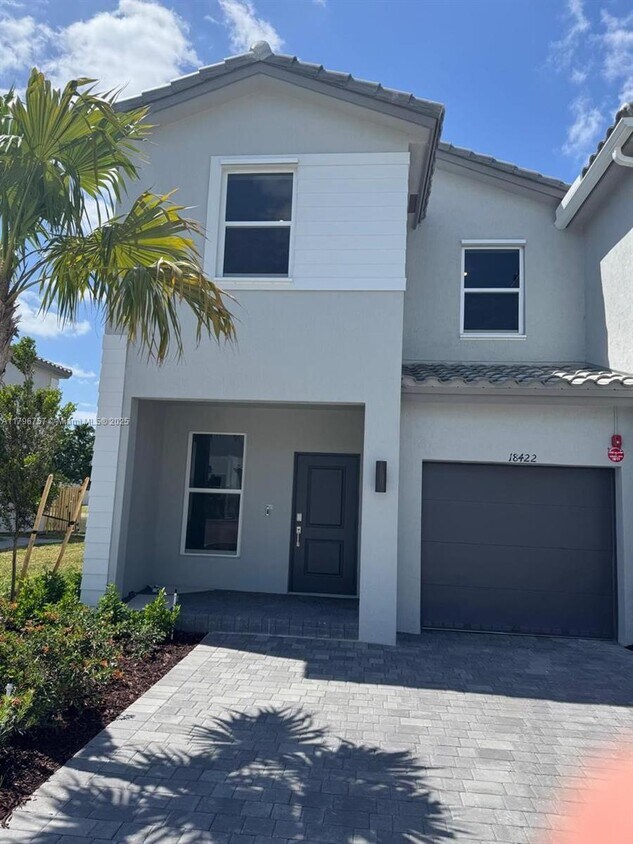 Foto principal - 18422 SW 2nd St
